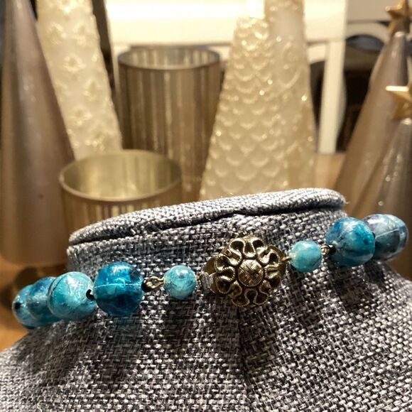 Vintage Blue Tones Acrylic Bead Necklace with Goldtone Push In Clasp - Picture 5 of 7